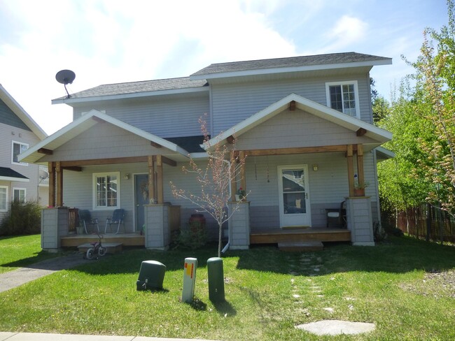 Building Photo - Adorable Furnished Townhouse