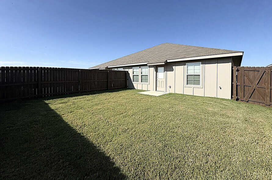 Building Photo - 1202 Lexington Dr