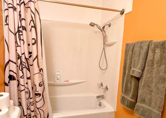 Building Photo - ONE BED ONE BATH UNIT AVAILABLE FOR RENT