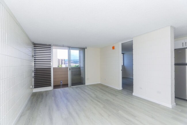 Building Photo - Sunset Lakeview - Fully renovated 3 bedroom, 2 bath on lower floor comes with tandem parking for ...