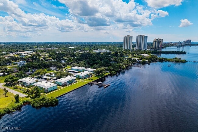 Building Photo - 3225 E Riverside Dr