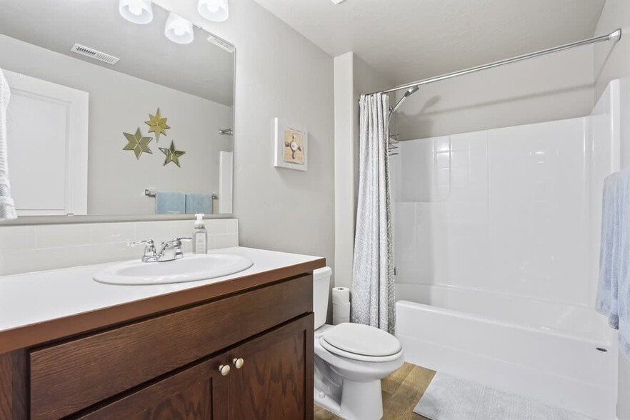 Building Photo - 218 Cliff Swallow Ave