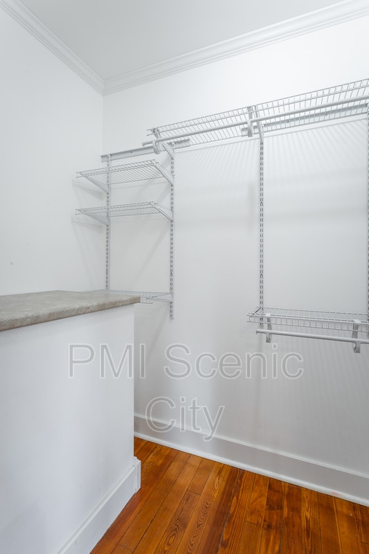 Building Photo - 513 Lytle St