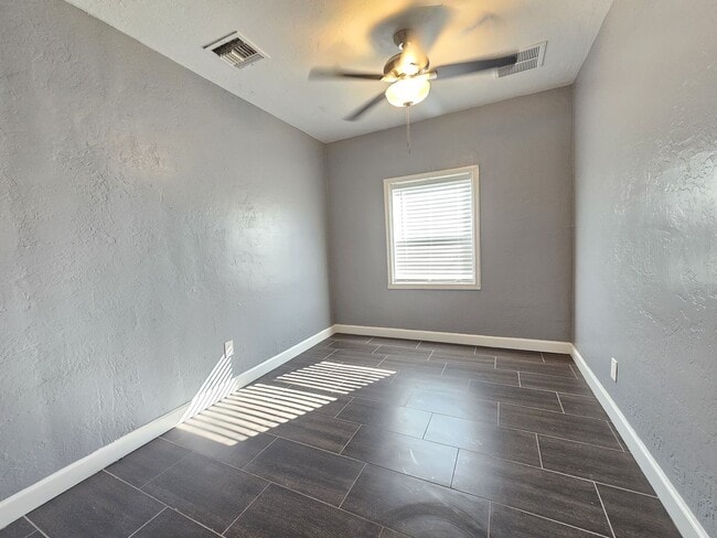 Building Photo - Charming Home 3 bedrooms 1 bath Large Yard.