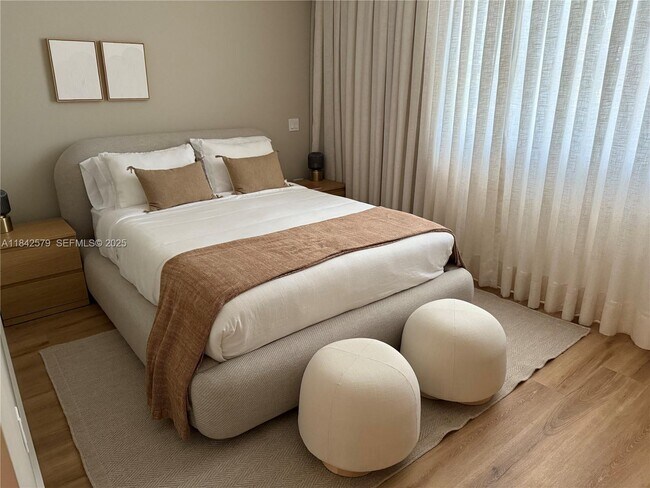 Building Photo - 10185 Collins Ave