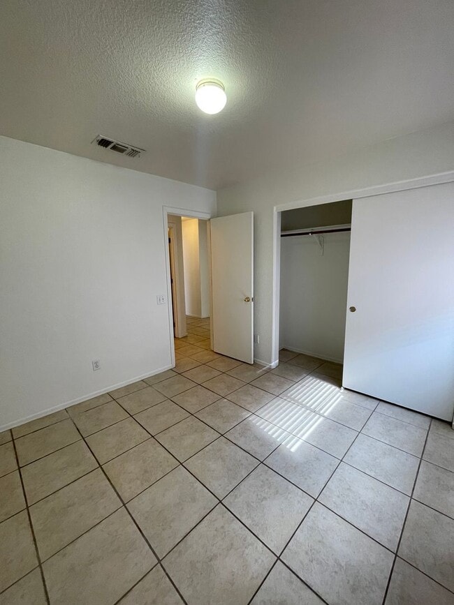 Building Photo - Large 3 Bedroom! Master Bedroom w/ Sitting Room!