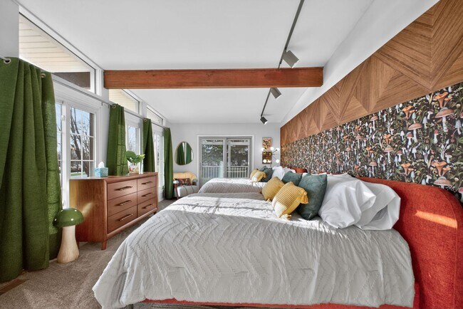 Building Photo - 5BR Retreat w/ Private Indoor Pool In Greensburg