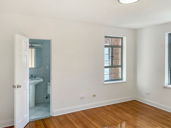 Building Photo - A prized destination in beautiful Forest Hill Garden, a place to call home