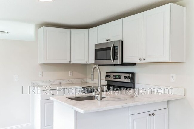 Building Photo - 710 1/2 Cypress Ave