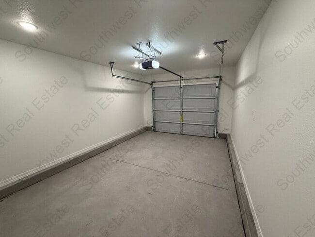 Building Photo - Spacious 2 bedroom 2 bath Duplex.