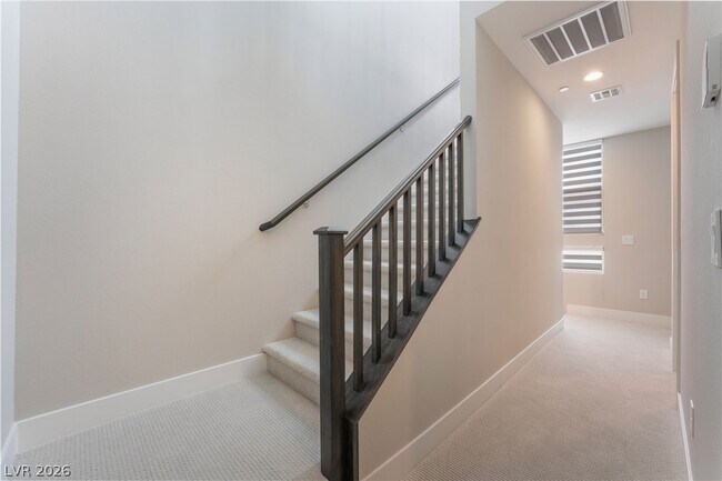 Building Photo - 667 Grey Saker St