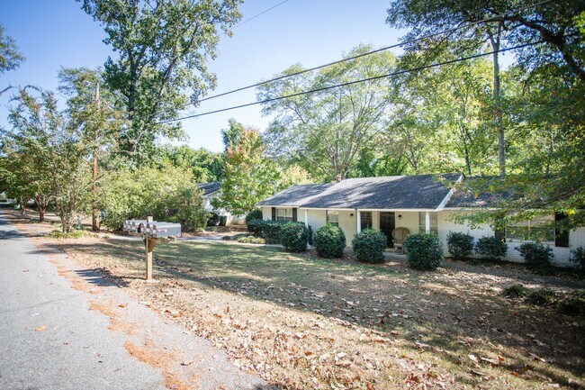 Building Photo - 105 Woody Dr