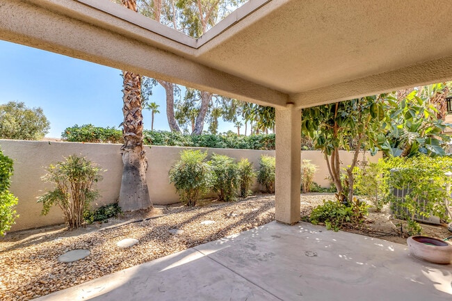 Building Photo - 48594 Oakwood Way