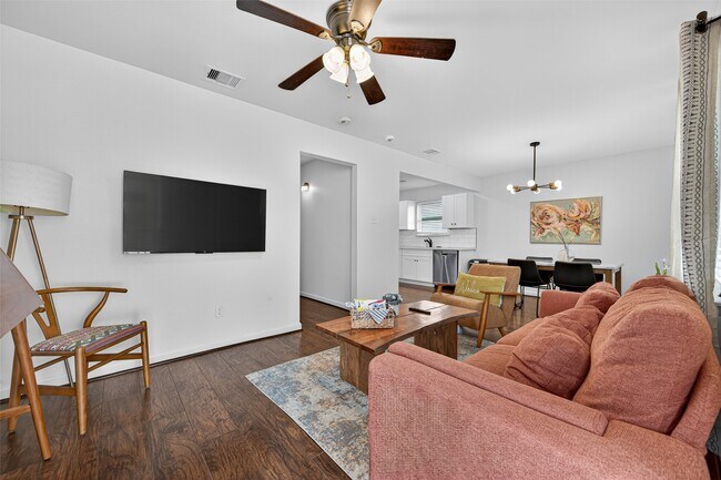 Building Photo - 2212 Rosewood St