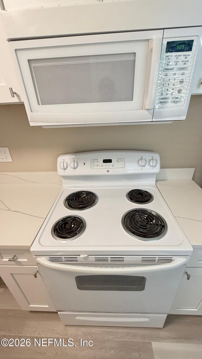 Building Photo - 696 Kestner Rd