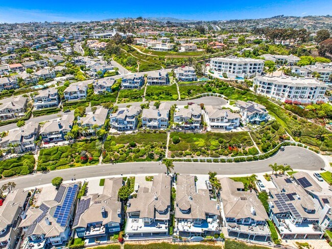 Building Photo - Stunning 3 Bed | 2.5 Bath Home with Office...