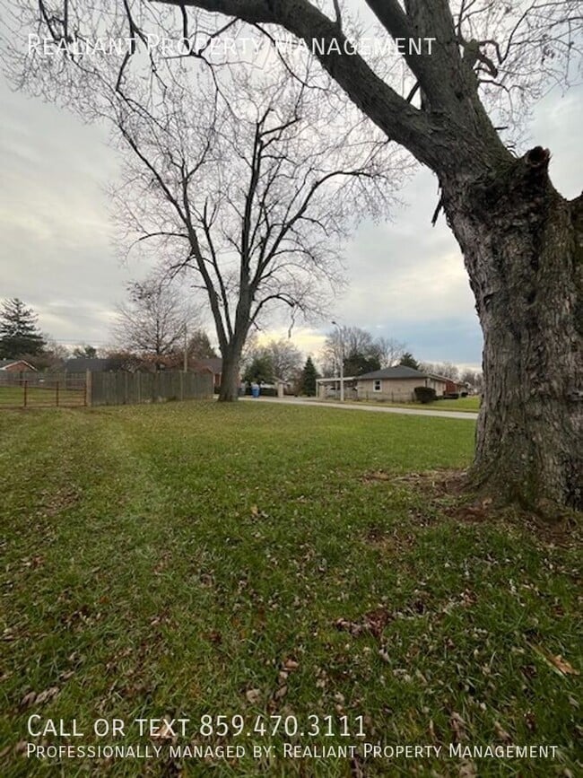 Building Photo - 1033 Della Dr