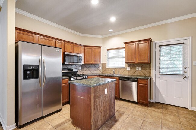 Building Photo - Beautiful 3 Bedroom 2 1/2 in trophy ridge