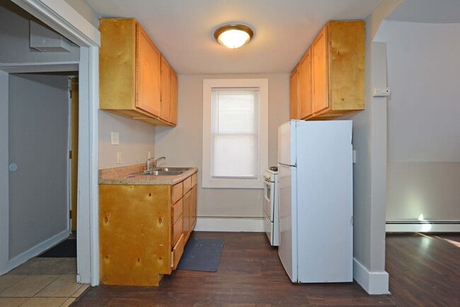 Building Photo - Updated Studio Unit - Available Now!