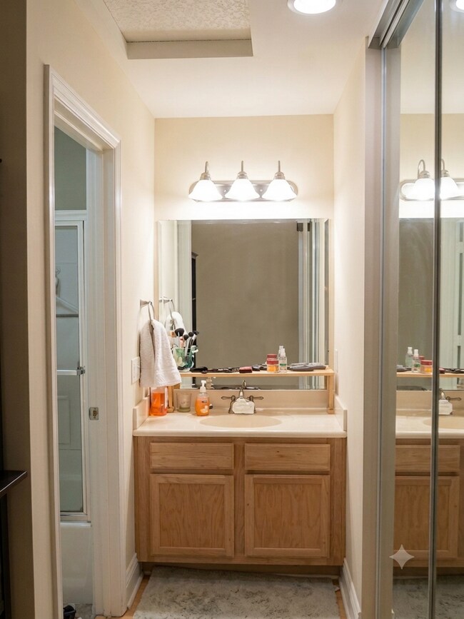 Building Photo - Jade Coast Gem 1bd 1ba Upper Condo Unit