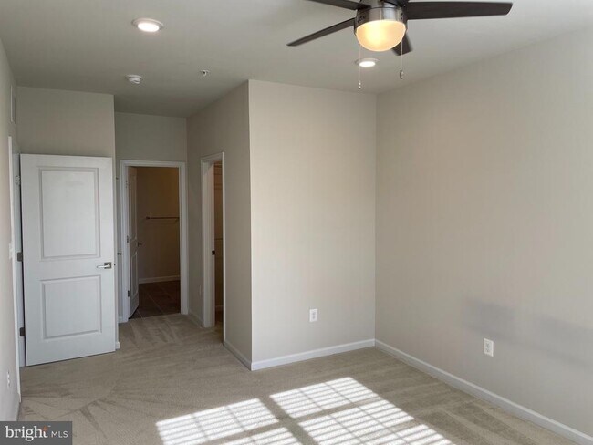 Building Photo - 23275 Milltown Knoll Square