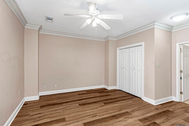 Building Photo - 550 S River Rd