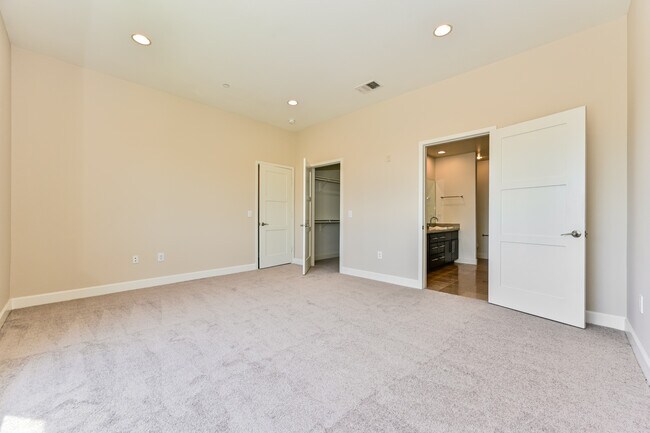 Building Photo - 10878 Bloomfield St