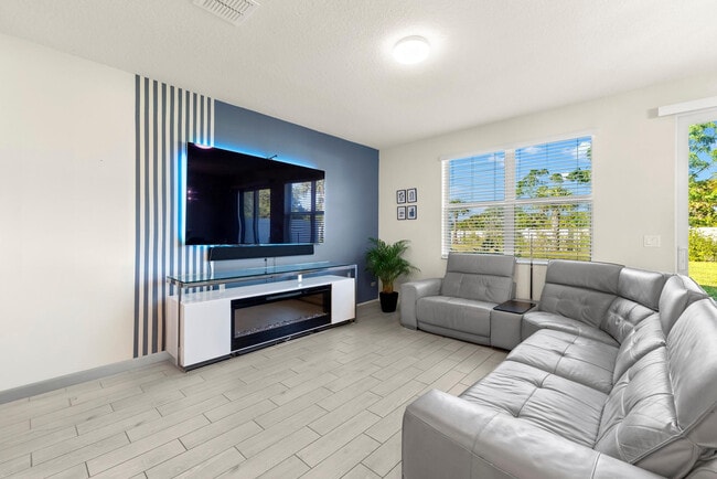 Building Photo - 1653 Lindley St