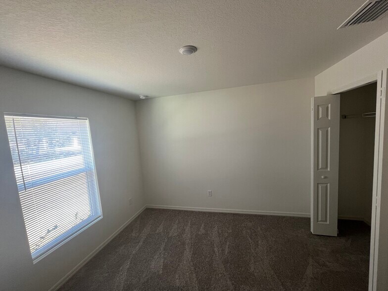 Building Photo - 27 Wood Cedar Dr