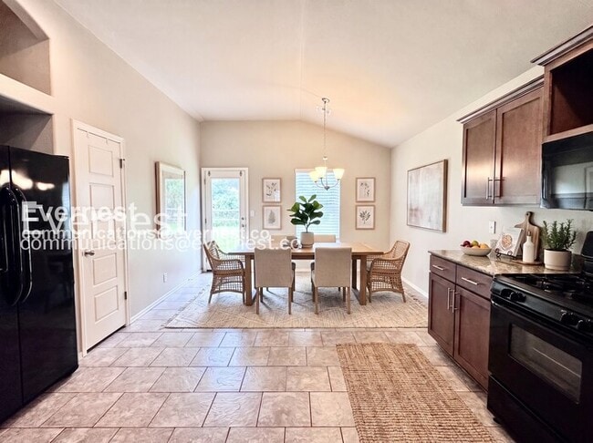Building Photo - 3 Bed, 2 Bath Home with Garage / Pet-Friendly / Available Now!