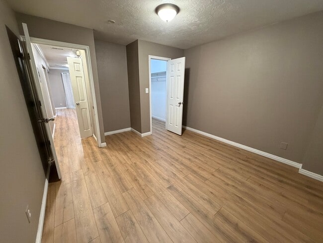 Building Photo - 5396 S Willow Ln