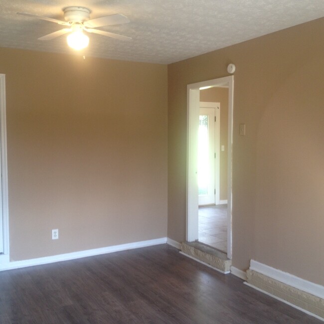 Building Photo - **AVAILABLE NOW**3 Bedroom / 1 1/2 Bathroo...