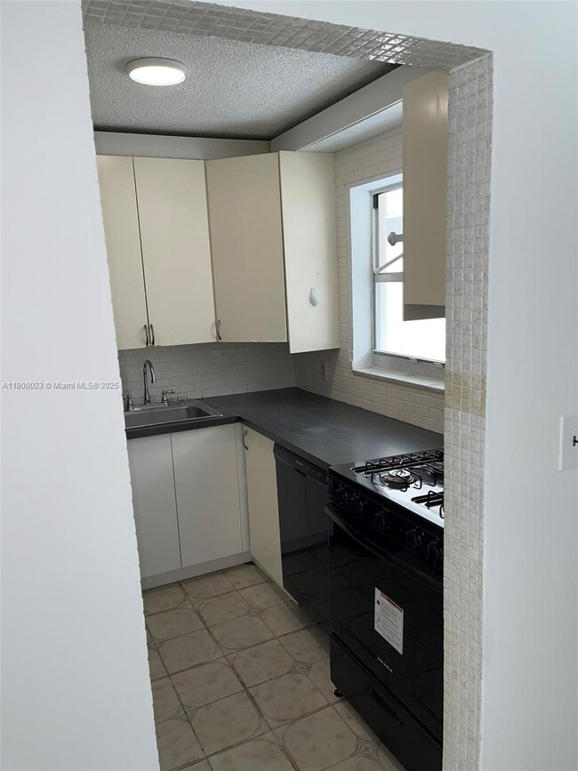 Building Photo - 1357 Collins Ave
