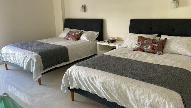 Building Photo - 100 Bayview Dr