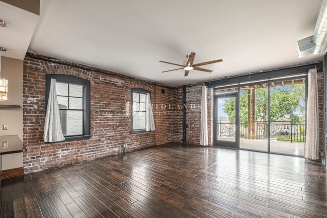 Building Photo - Stunning Downtown Condo