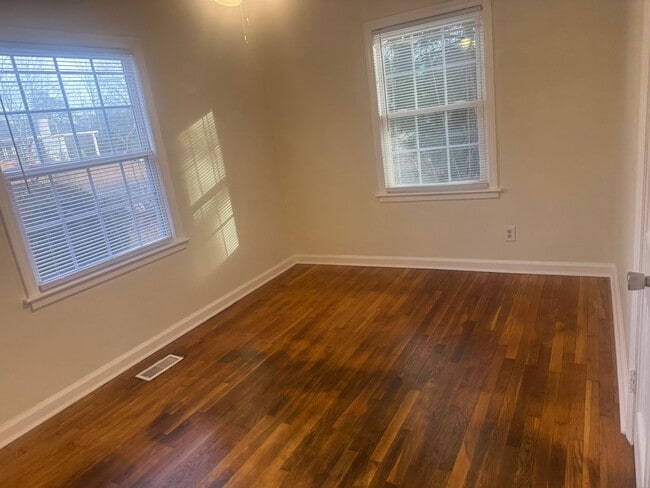 Building Photo - Charming 2br 1ba Home! Available Now!