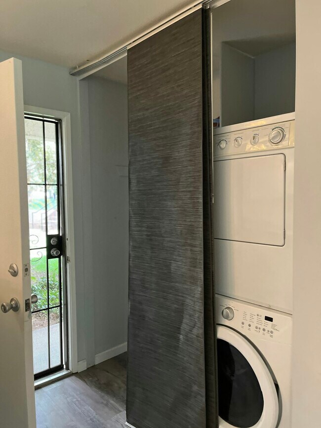 Building Photo - 2425 Cranston Dr