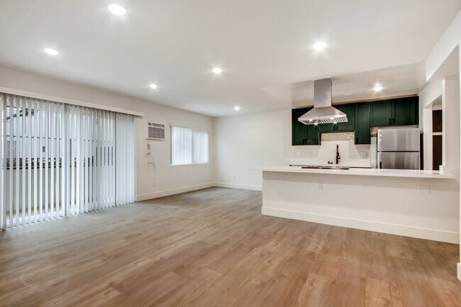 Building Photo - 1333 N Martel