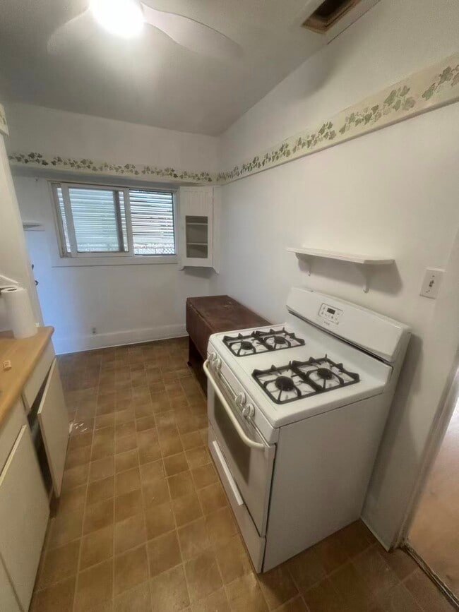 Building Photo - 216 S Almansor St