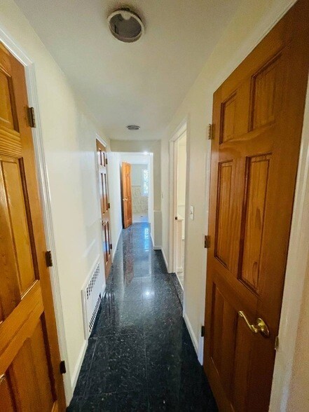 Building Photo - 146 Woolsey Ave