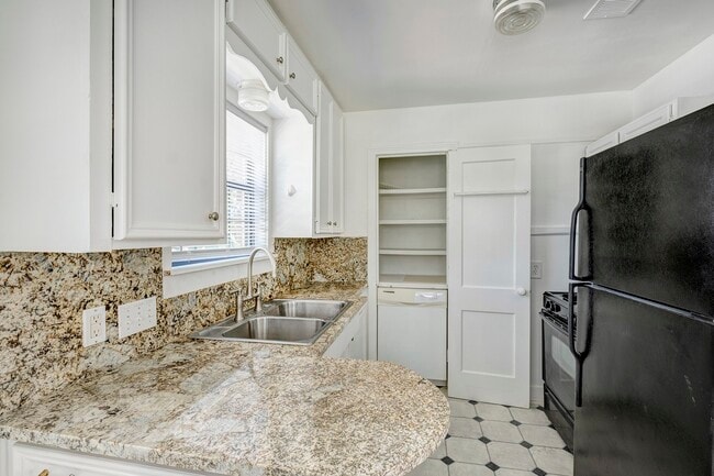 Building Photo - 447 W 22nd St