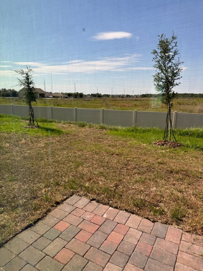 Building Photo - 3 Bedroom 2 Bath with Double Car Garage in Poinciana!