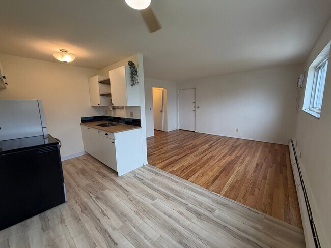 Building Photo - 4789 Ridge Ave