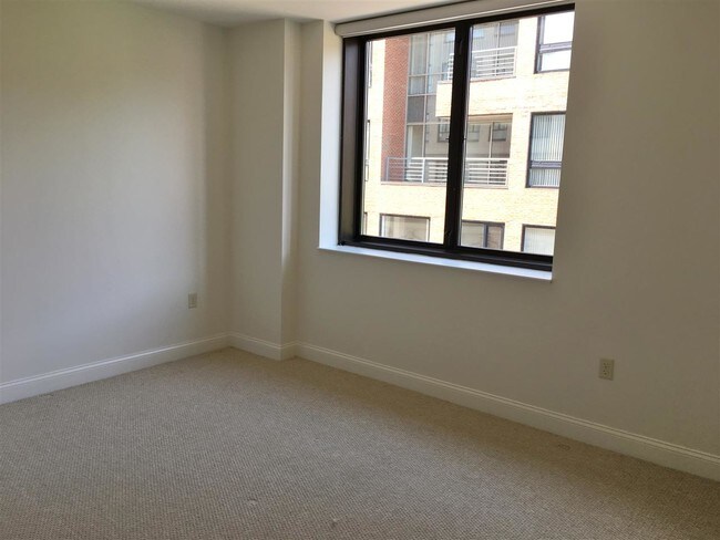 Building Photo - 875 Elm St