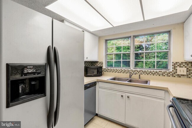 Building Photo - 9240 Caspian Way