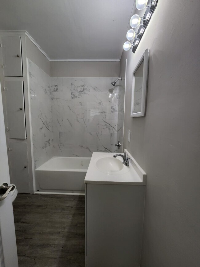 Building Photo - 602 NW 1st Ave