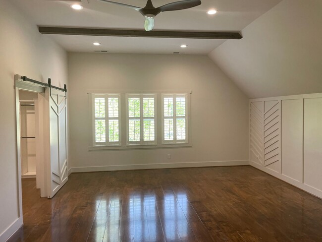 Building Photo - Fabulous One Bedroom Overlooking Cahaba