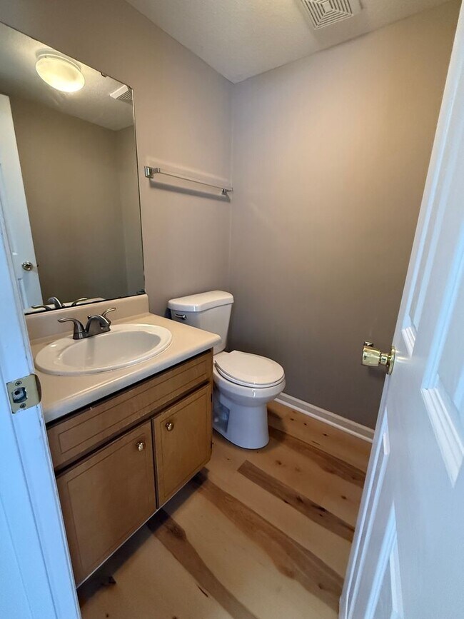 Building Photo - Beautiful 2bedroom, 2bathroom Townhome