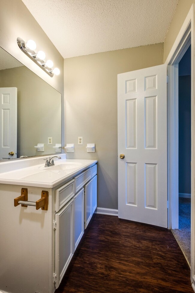 Building Photo - 1301 Neelys Bend Rd