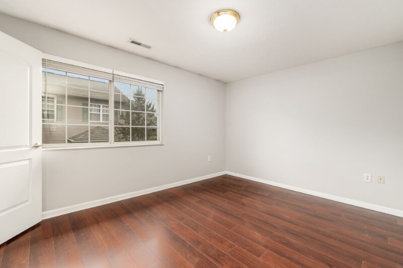 Building Photo - 757 Spring Valley Dr